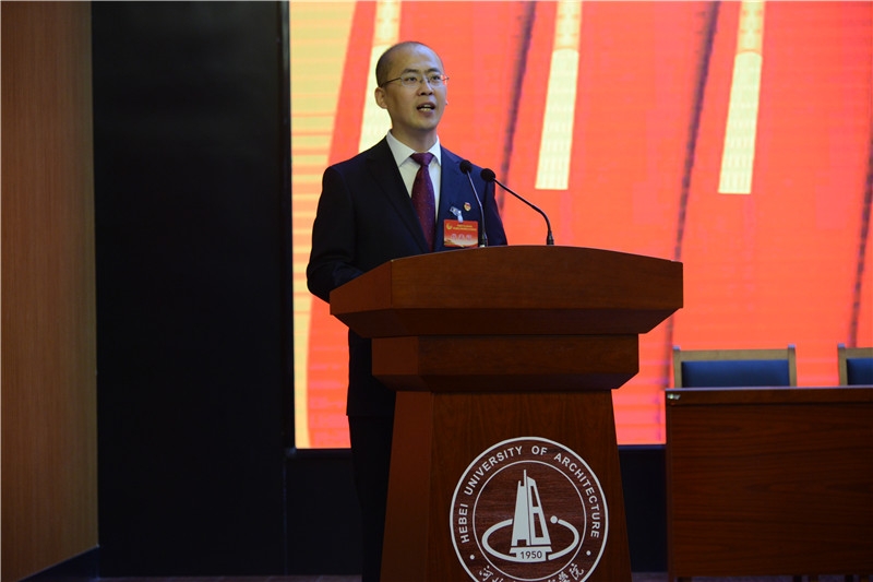 校团委李晓庆主持开幕式.JPG