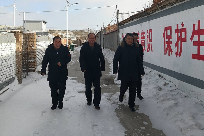 校党委书记王海龙调研慰问驻村工作组1.jpg
